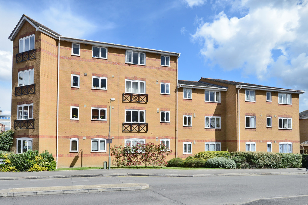 Martin & Co Aldershot 2 bedroom Apartment Let in Ascot Court, Aldershot