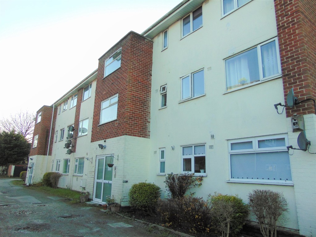 Martin & Co Wirral Bebington 2 bedroom Apartment Let in Roselands Court