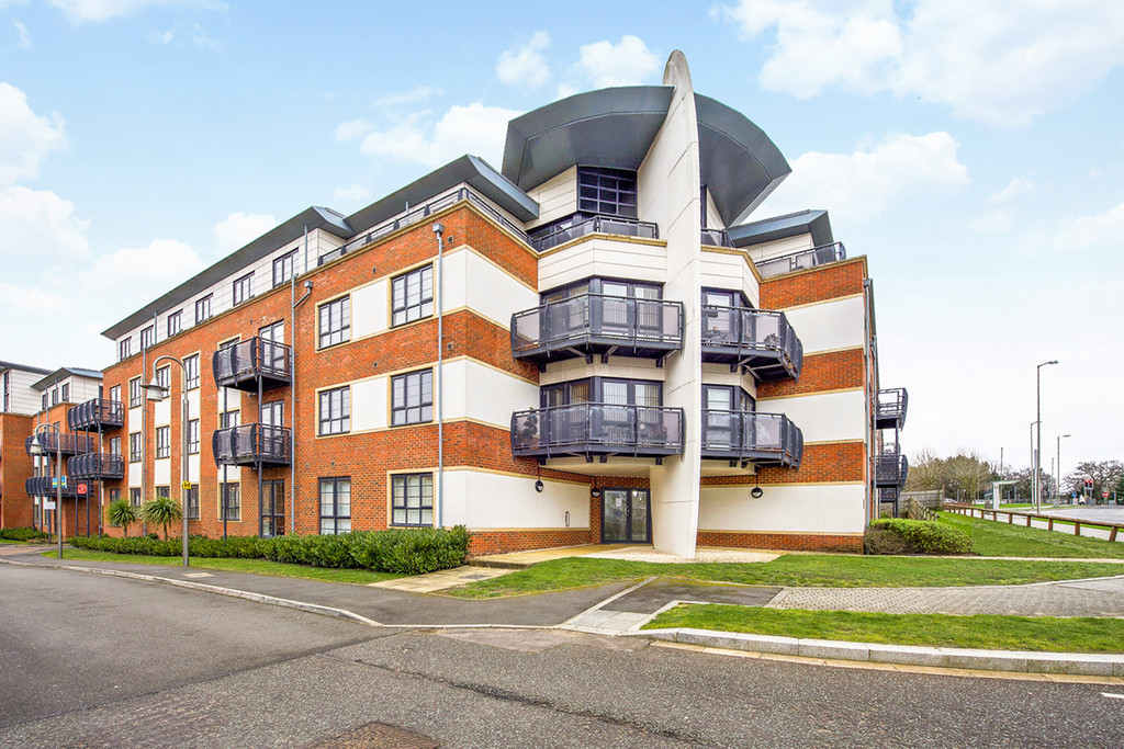 Martin & Co Aldershot 2 bedroom Apartment Let in Lincoln Court, Wallis