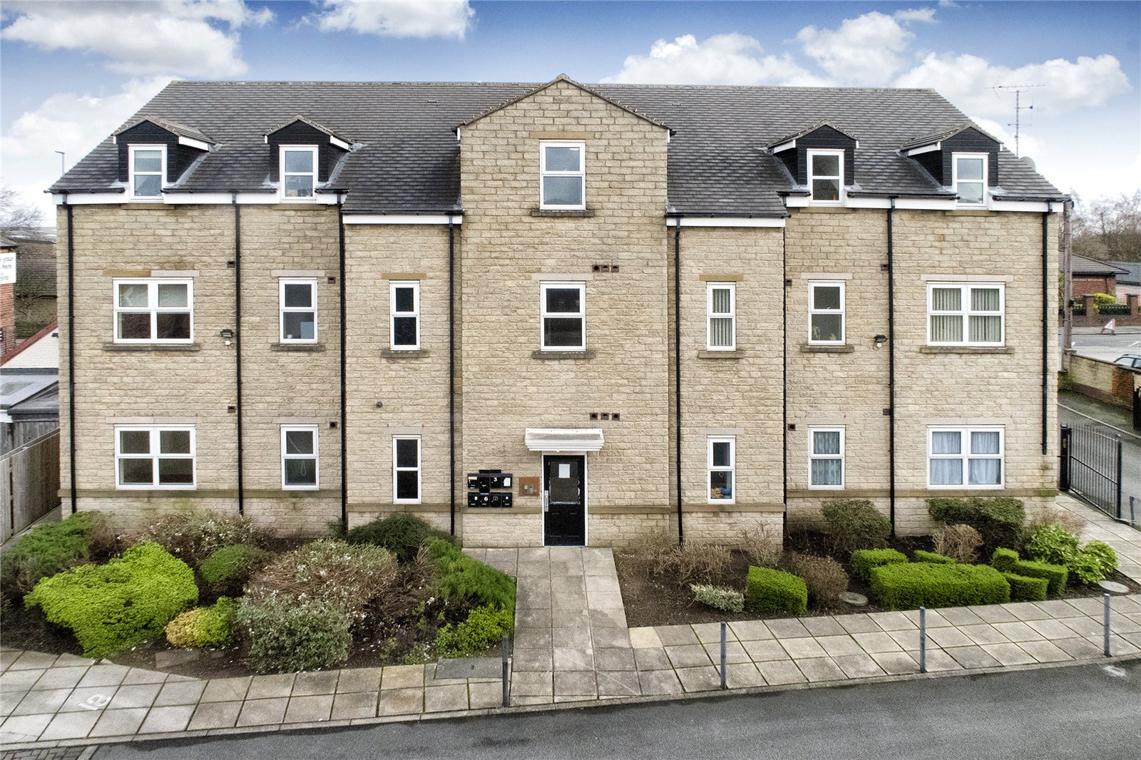Whitegates Dewsbury 2 bedroom Flat SSTC in Heathcliffe Court, Bruntcliffe Road, Morley