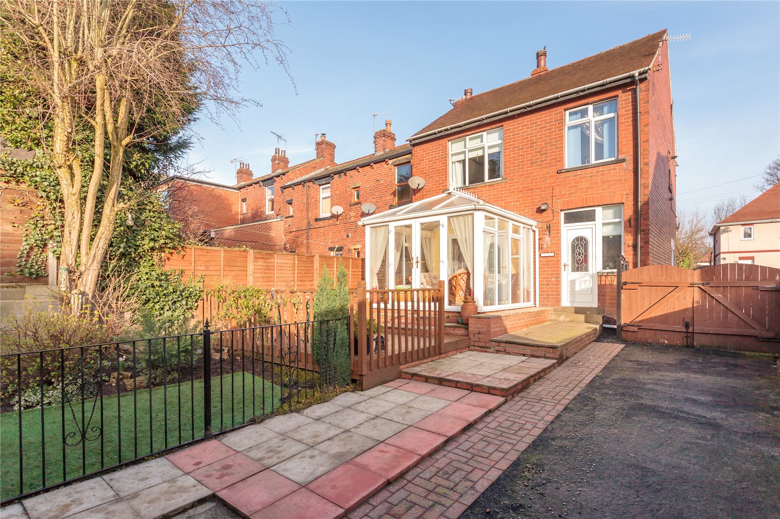 Whitegates Dewsbury 3 bedroom House SSTC in Carlinghow Lane, Batley