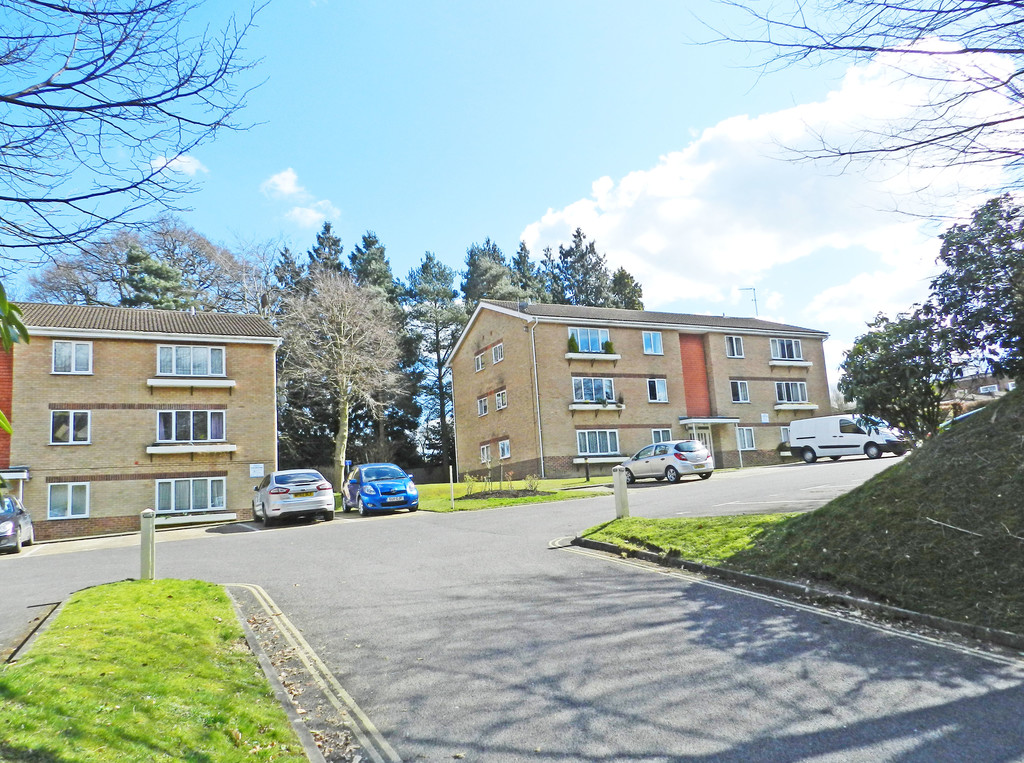 Martin & Co Crawley 1 bedroom Apartment Let in Road, Crawley