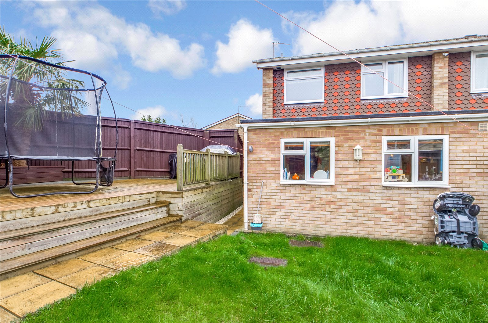 Parkers Tilehurst 3 bedroom House SSTC in Fircroft Close, Tilehurst