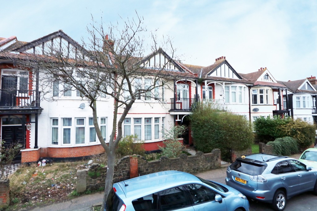 Martin & Co SouthendonSea 2 bedroom Flat Let in Brightwell Avenue