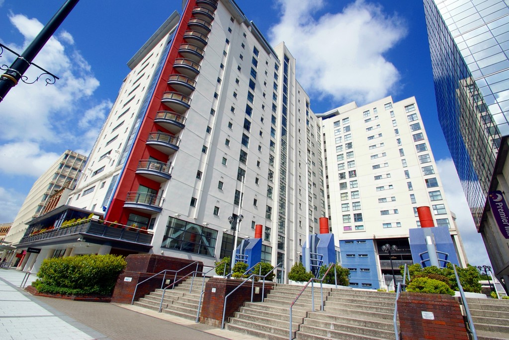 Martin & Co Cardiff 2 bedroom Apartment Let in Landmark Place