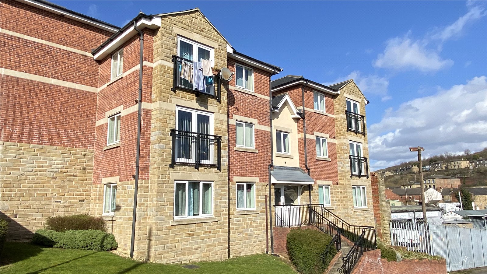 Whitegates Dewsbury 2 bedroom Flat SSTC in College View, Dewsbury, West