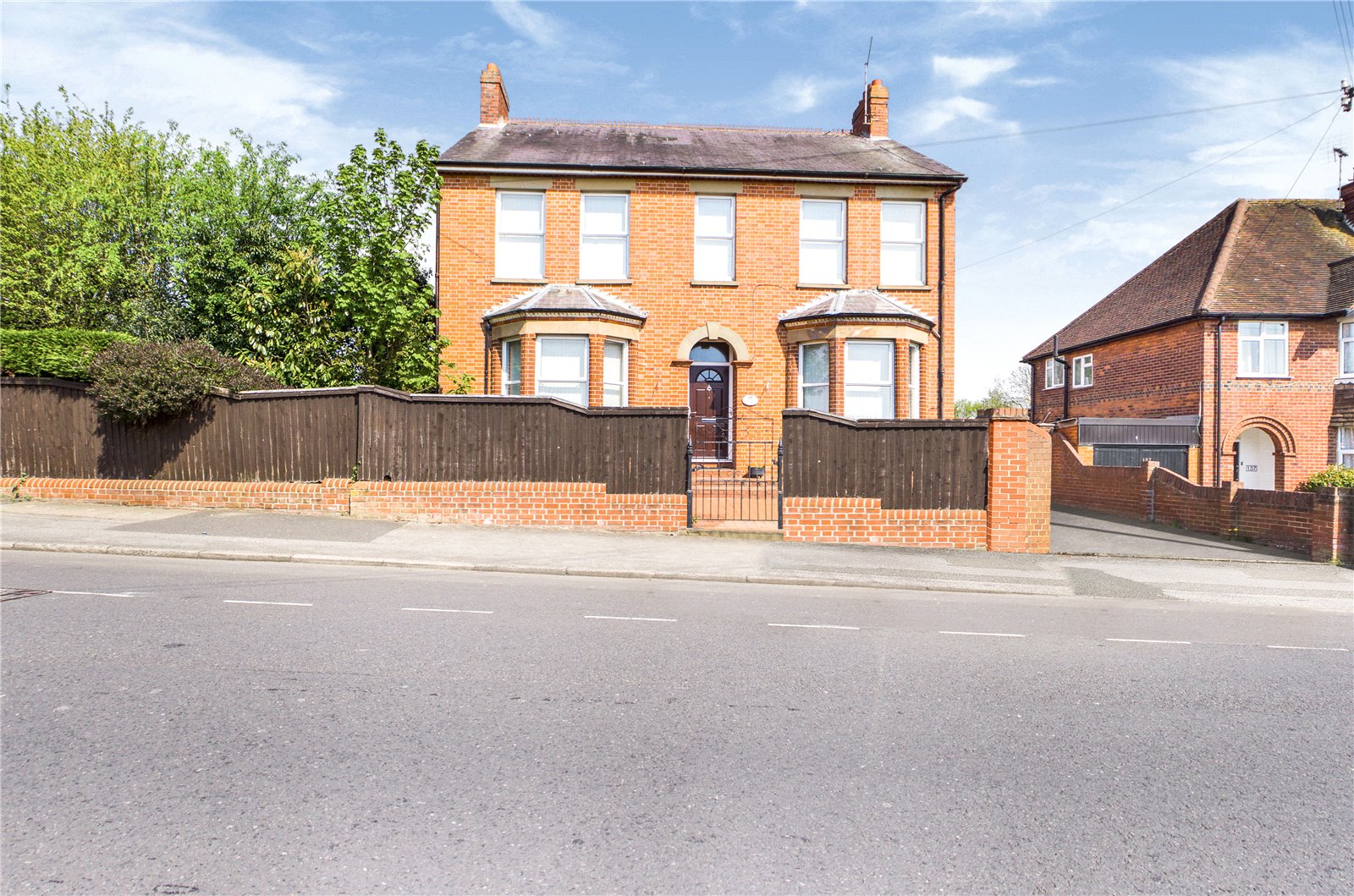 Parkers Tilehurst 4 bedroom House SSTC in Norcot Road, Tilehurst, Reading