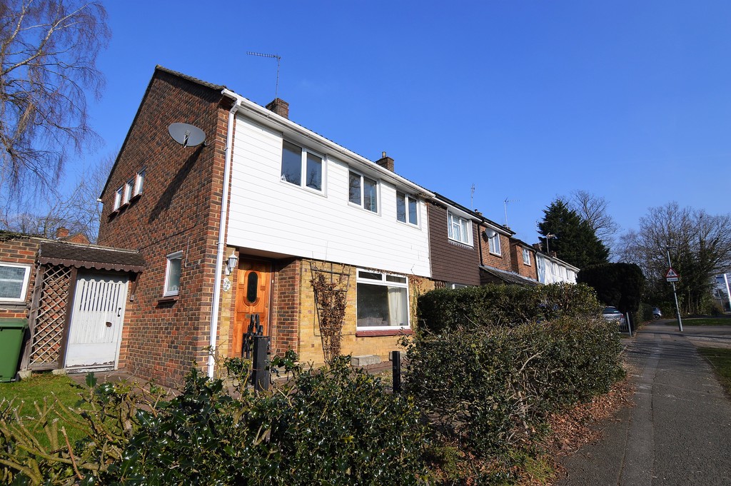 Martin & Co Wokingham 3 bedroom End of Terrace House Let in Rectory