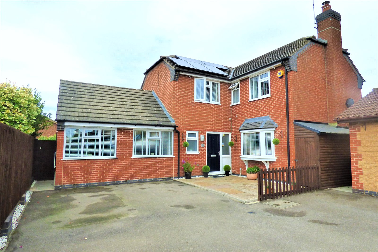 Whitegates Broughton Astley 5 bedroom House SSTC in Devitt Way