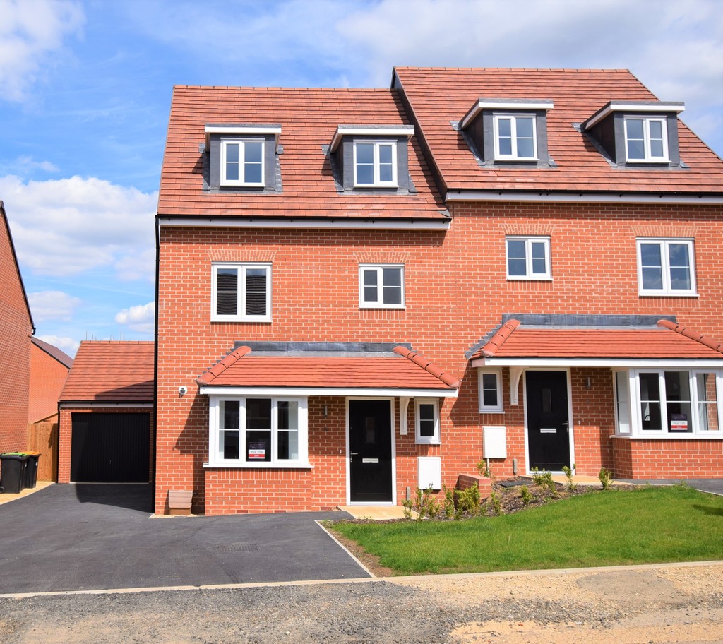 Martin & Co Bedford 4 bedroom Town House Let in Zander Grove, Manor House Park, Bedford