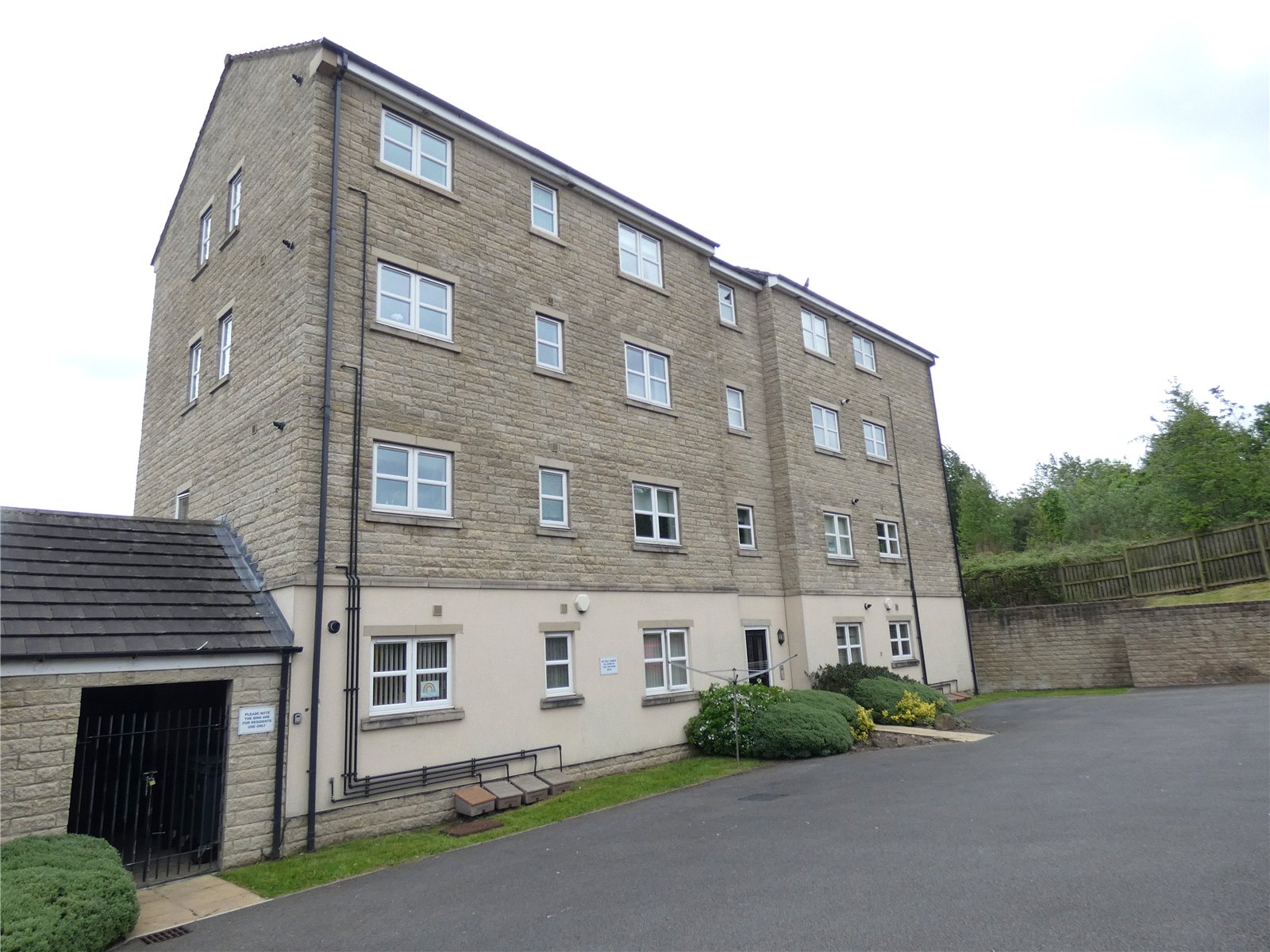 Whitegates Cleckheaton 2 bedroom Flat Let Agreed in Laithe Hall Avenue, Cleckheaton, West Yorkshire