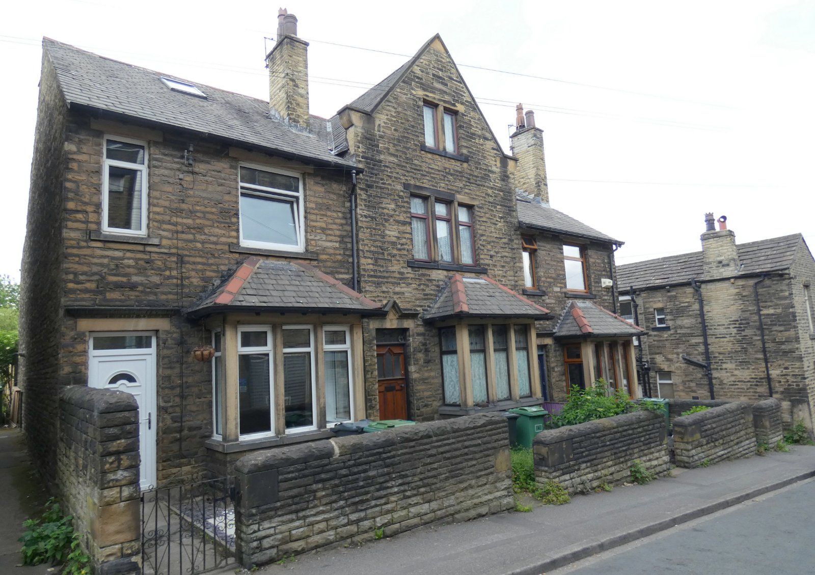 Whitegates Cleckheaton 4 bedroom House Let Agreed in South Parade