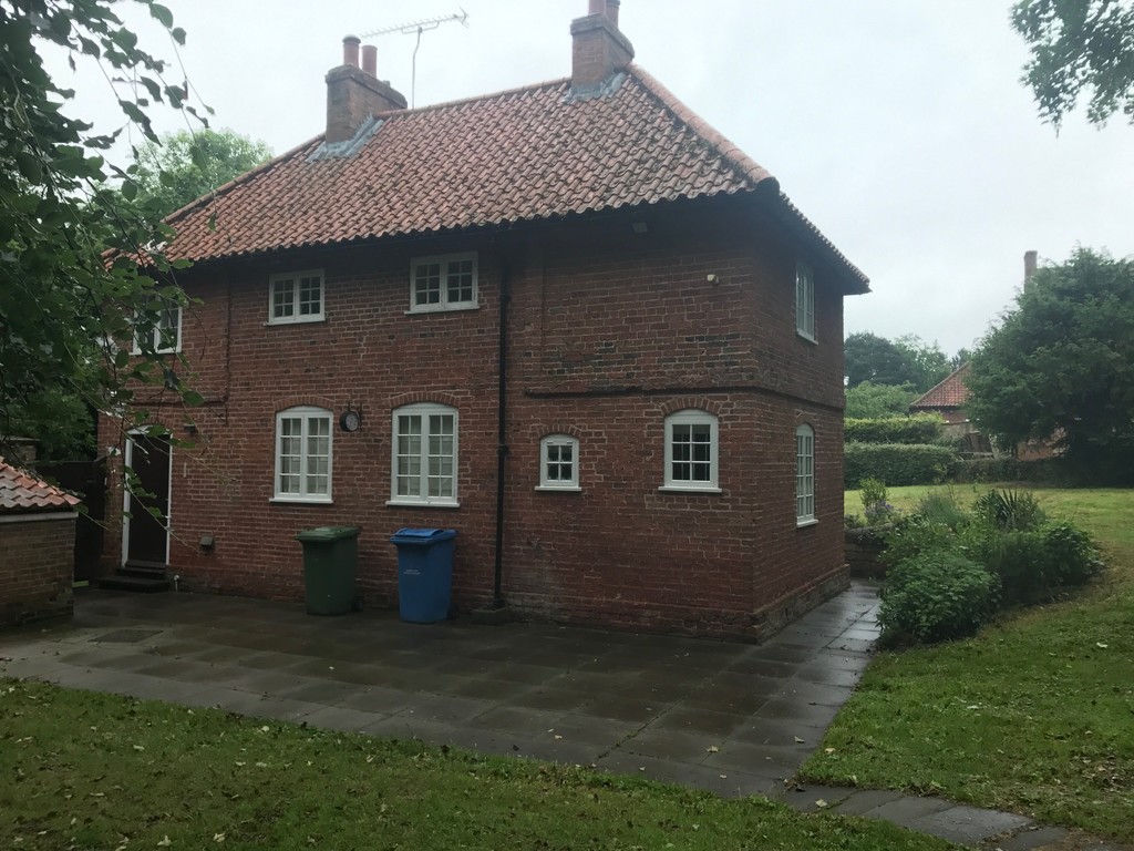 Martin & Co Worksop 3 bedroom Cottage Let in The Entrance Lodge, Old