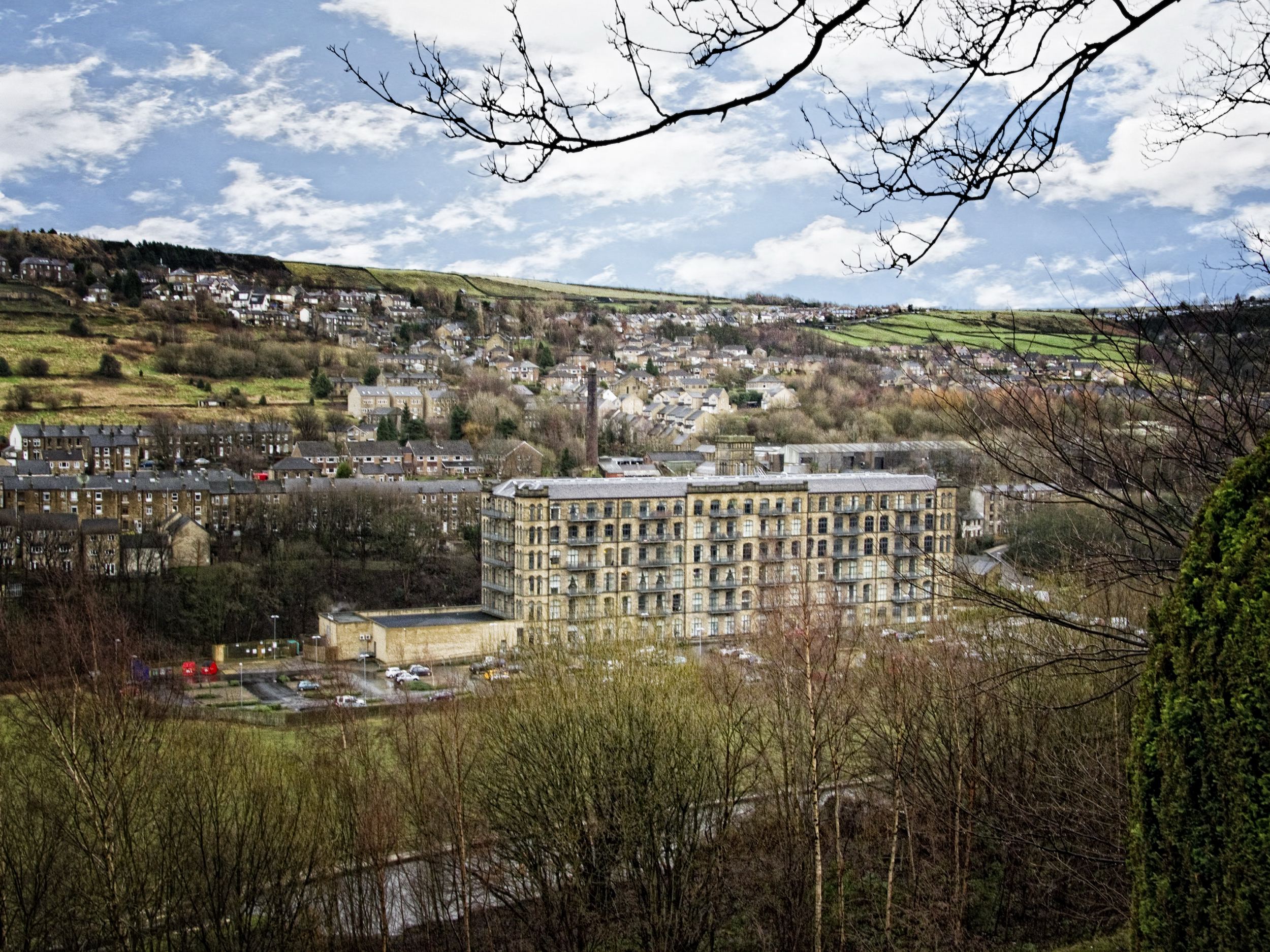 Whitegates Huddersfield 2 bedroom Flat SSTC in Titanic Mill, Low