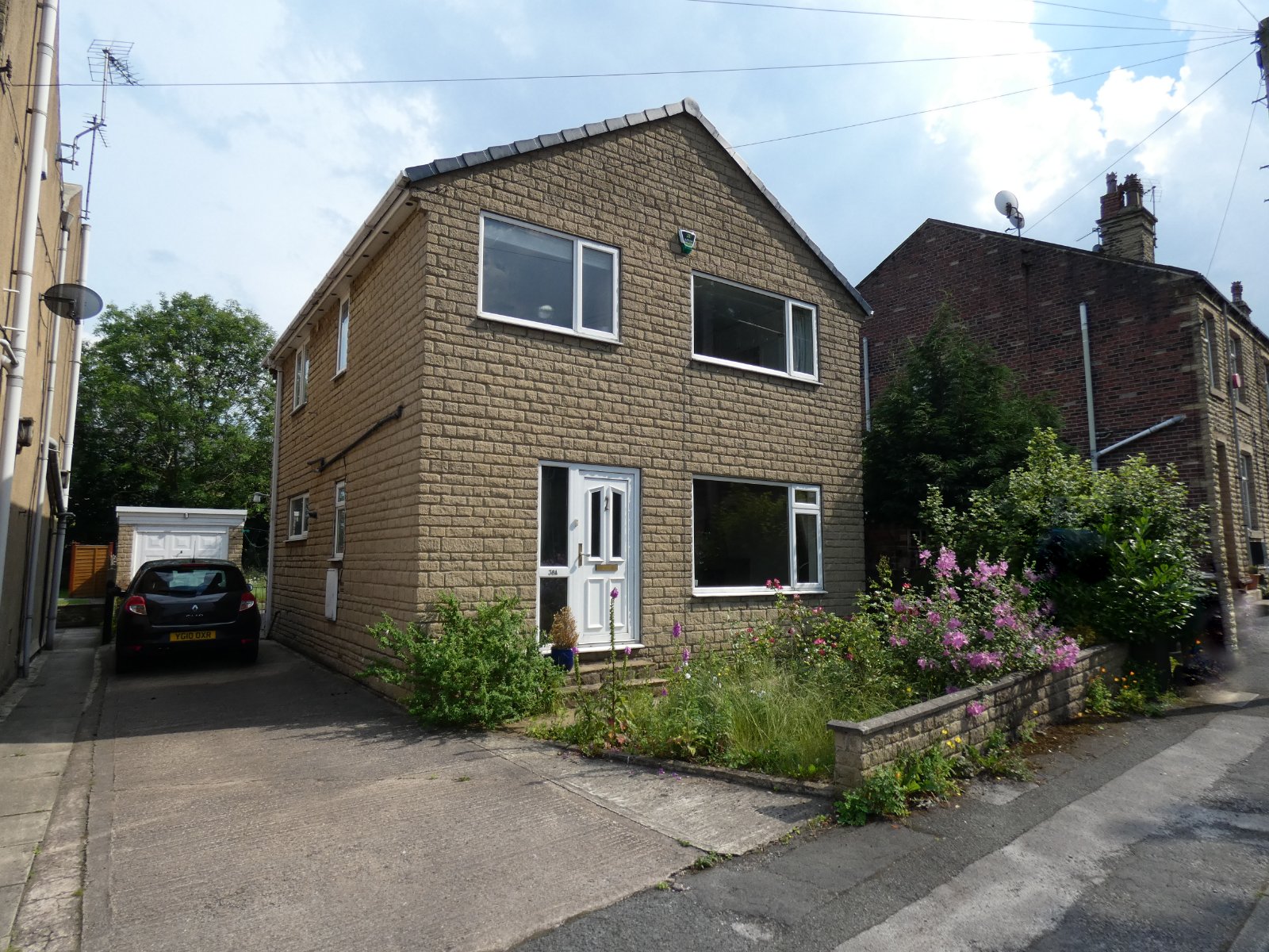 Whitegates Cleckheaton 3 bedroom House SSTC in Headlands Street, Liversedge