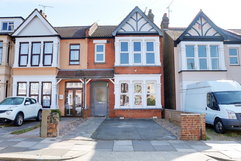 Martin & Co SouthendonSea 3 bedroom SemiDetached House Let in