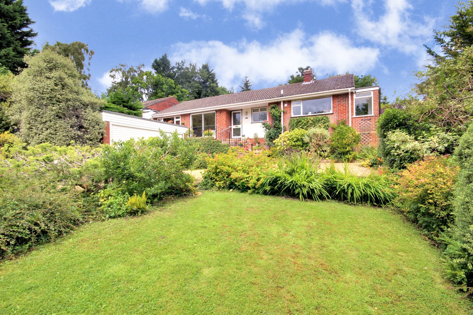 Parkers Reading 3 bedroom Bungalow SSTC in Green Lane, Woodcote, Reading