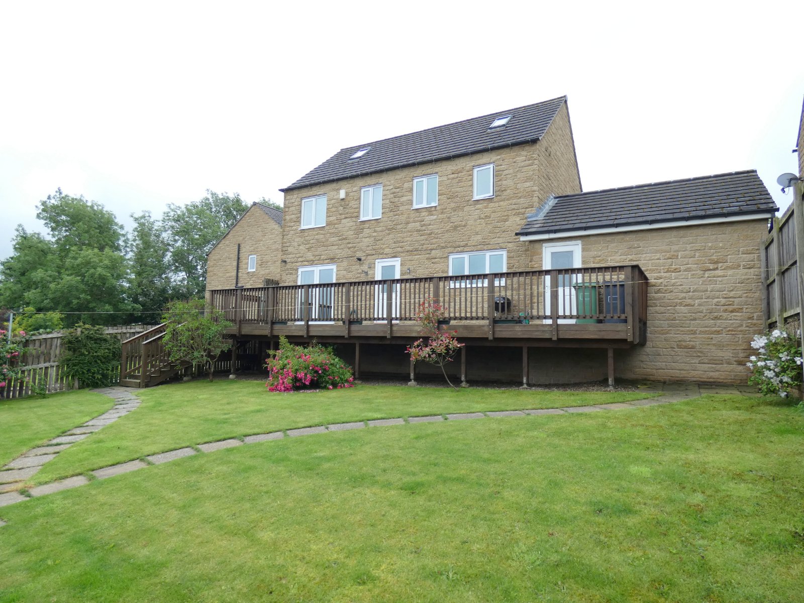 Whitegates Cleckheaton 5 bedroom House SSTC in Wadsworth Court, Cleckheaton