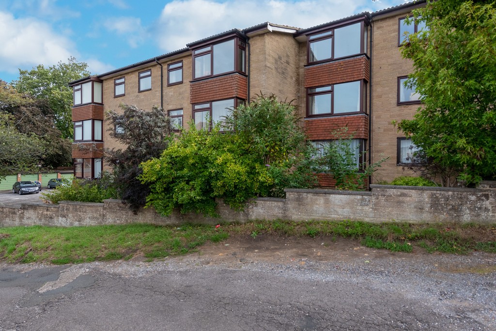 Martin & Co Yeovil 2 bedroom Apartment SSTC in Beaumont House, Yeovil