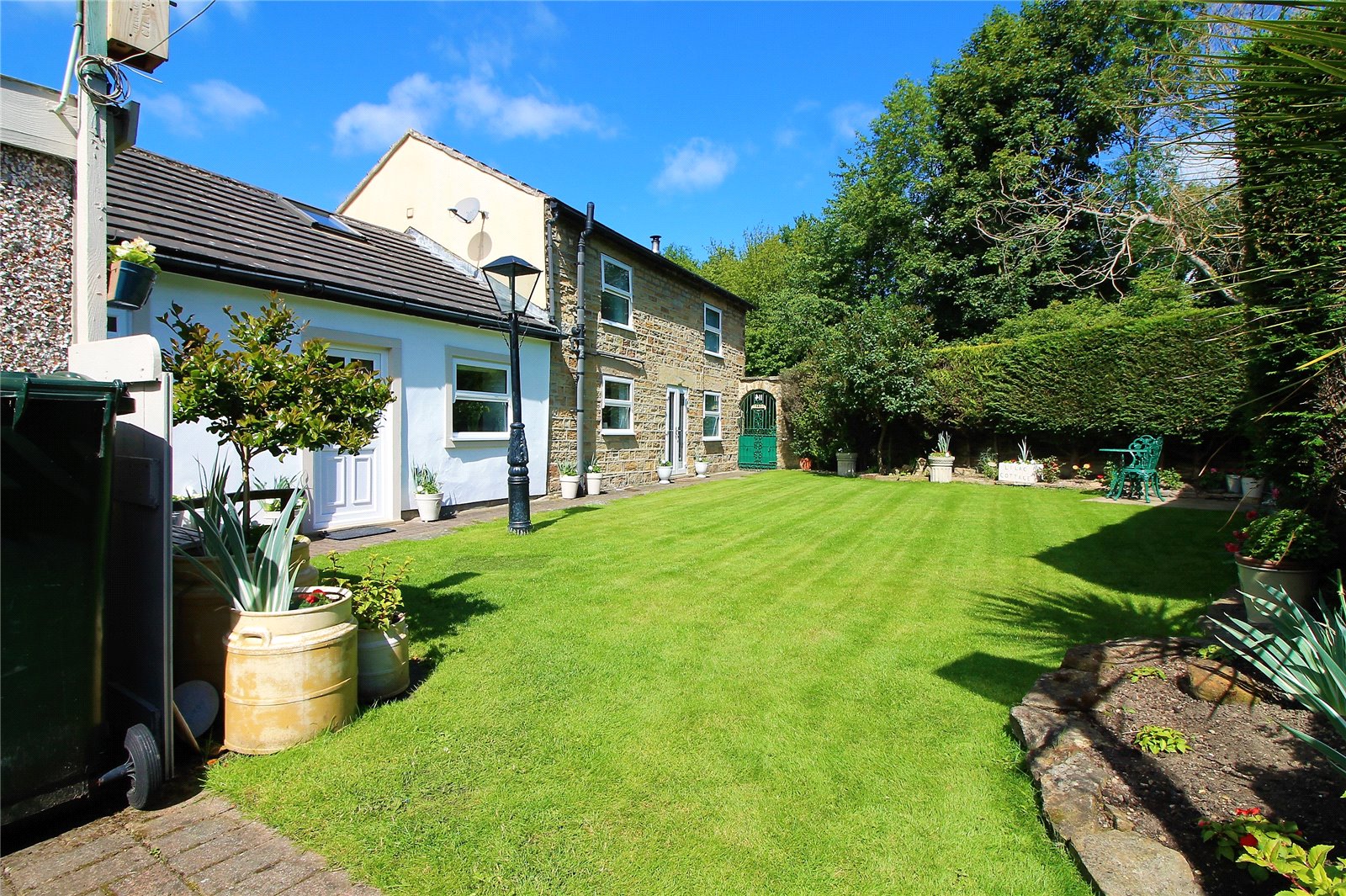 Whitegates Barnsley 1 bedroom Cottage SSTC in Keresforth Road, Dodworth