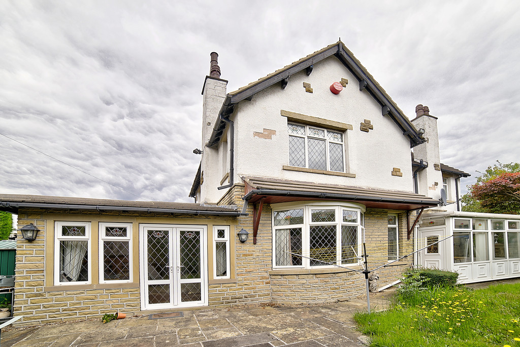 Martin & Co Huddersfield 4 bedroom Detached House Let Agreed in