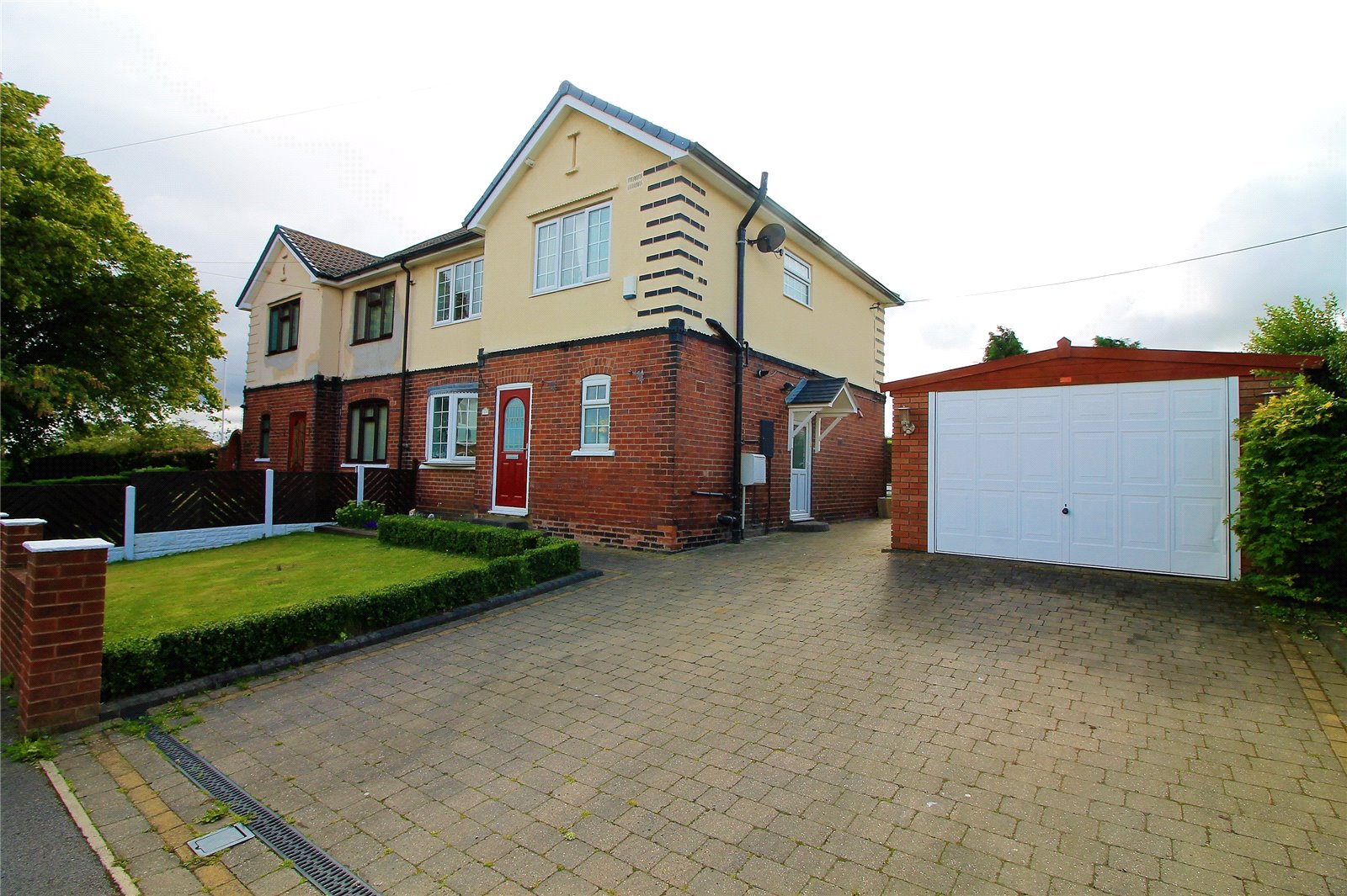 Whitegates Barnsley 3 bedroom House SSTC in Hill Top, Brierley