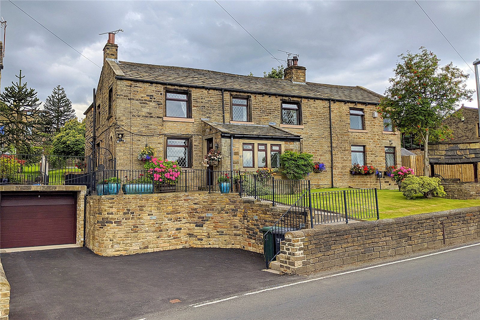 Whitegates Mirfield 4 bedroom House For Sale in Hopton Lane, Upper