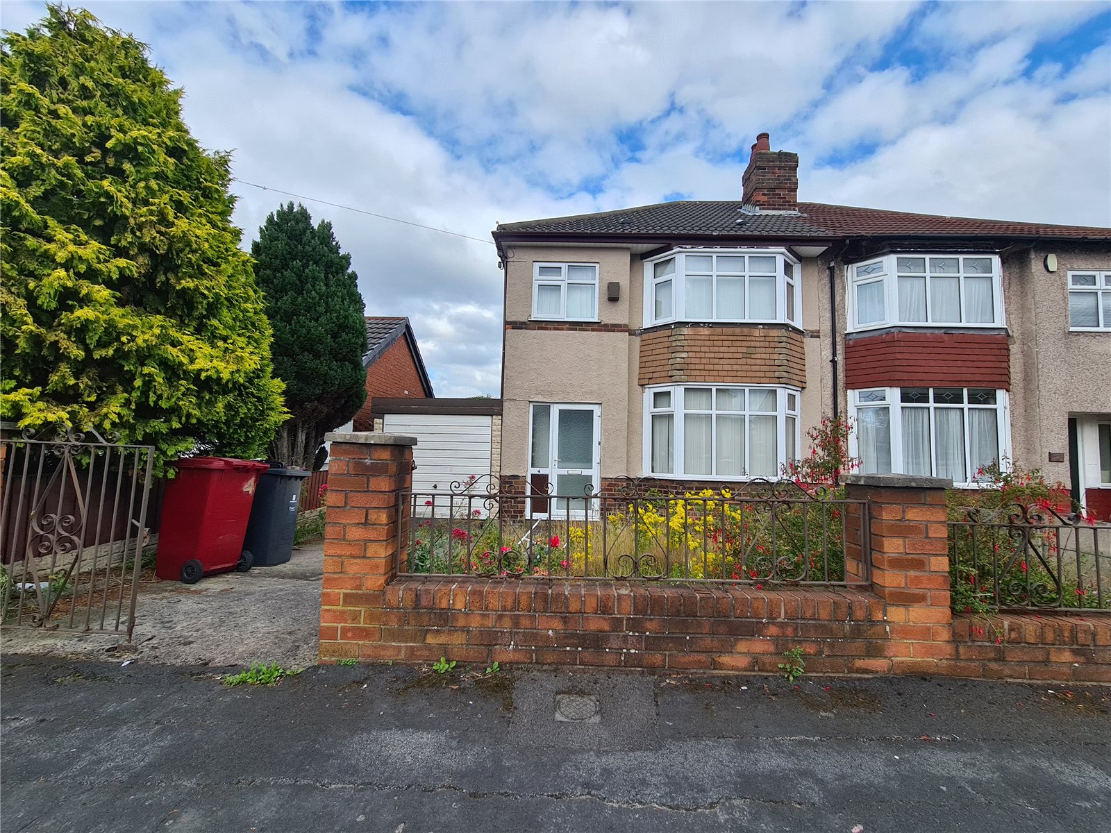Whitegates Woolton 3 bedroom House SSTC in Yew Tree Road, Hunts Cross
