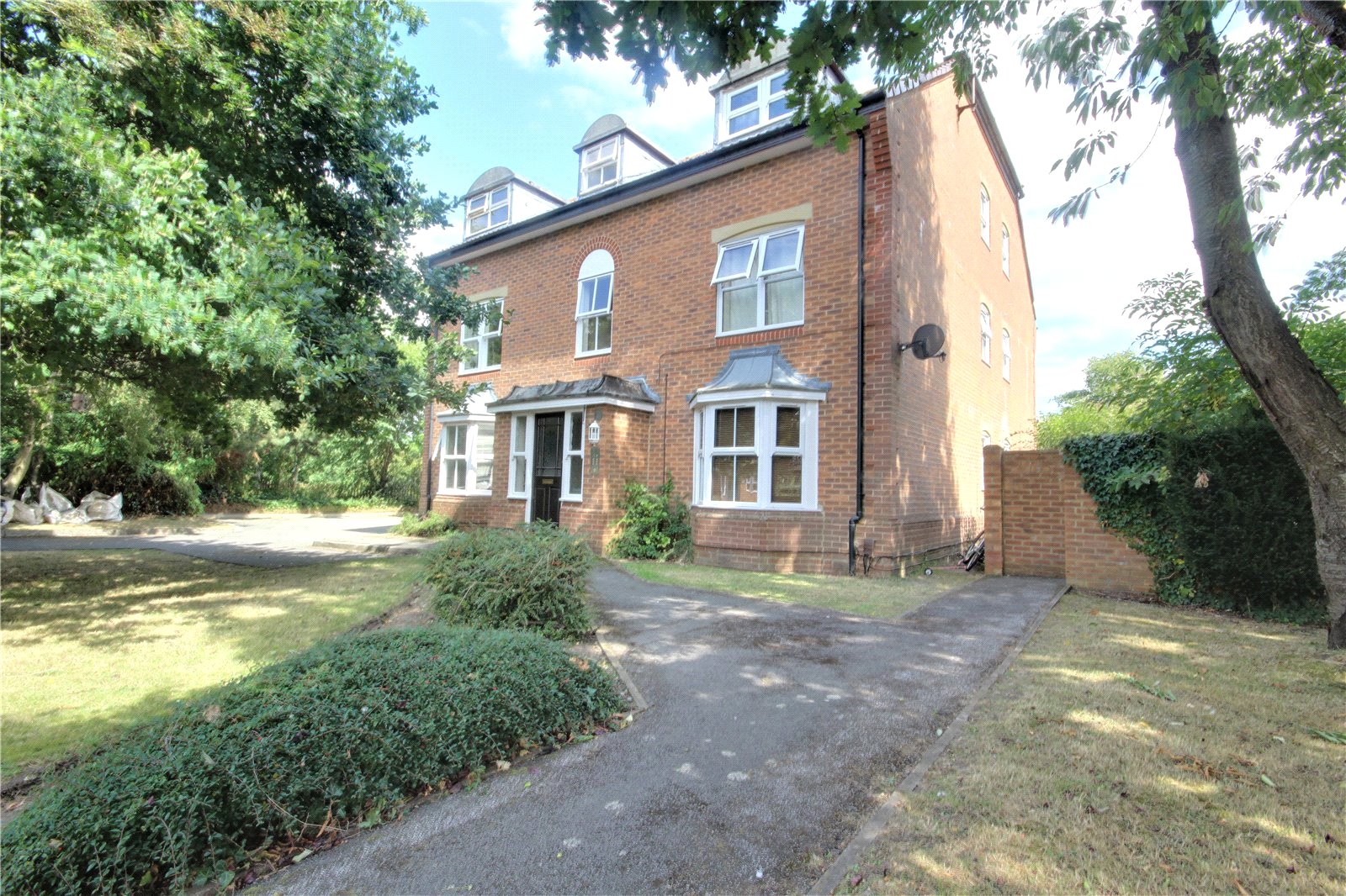 Parkers Woodley 2 bedroom Flat SSTC in Mannock Way, Woodley, Reading