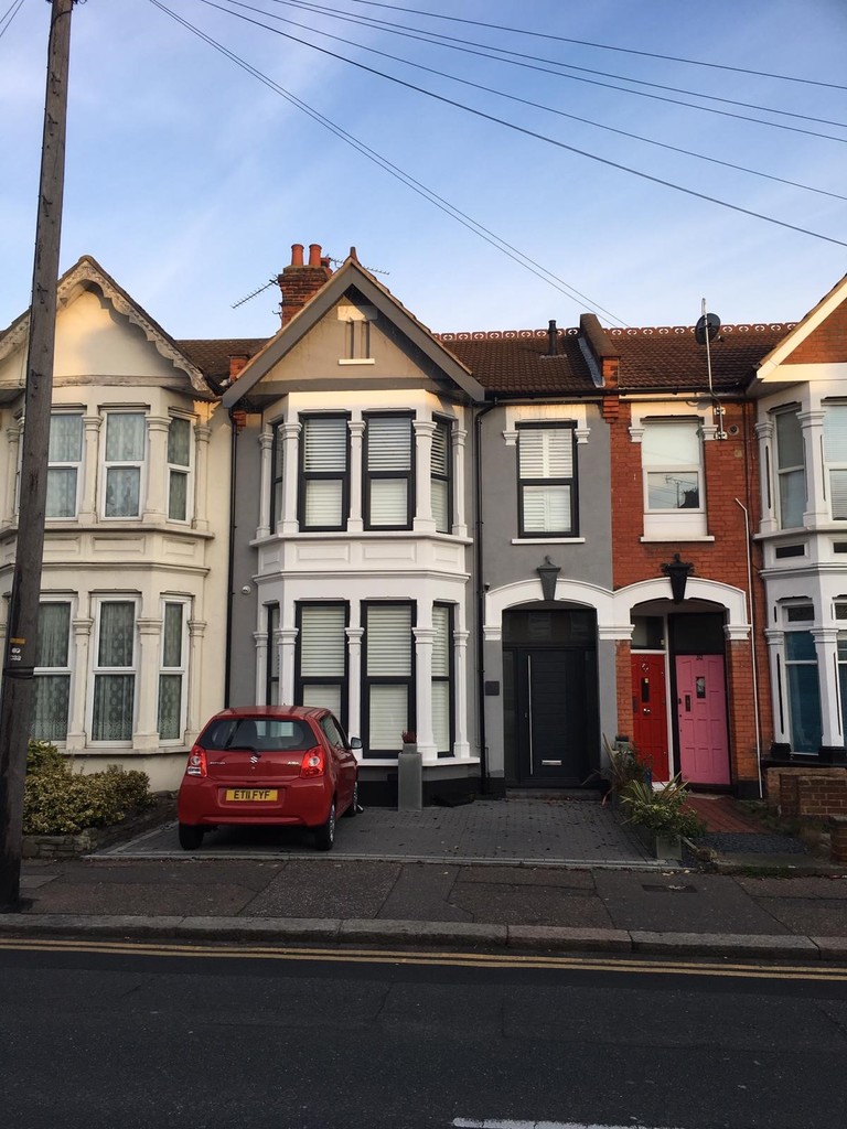 Martin & Co SouthendonSea 3 bedroom Terraced House Let in Bournemouth