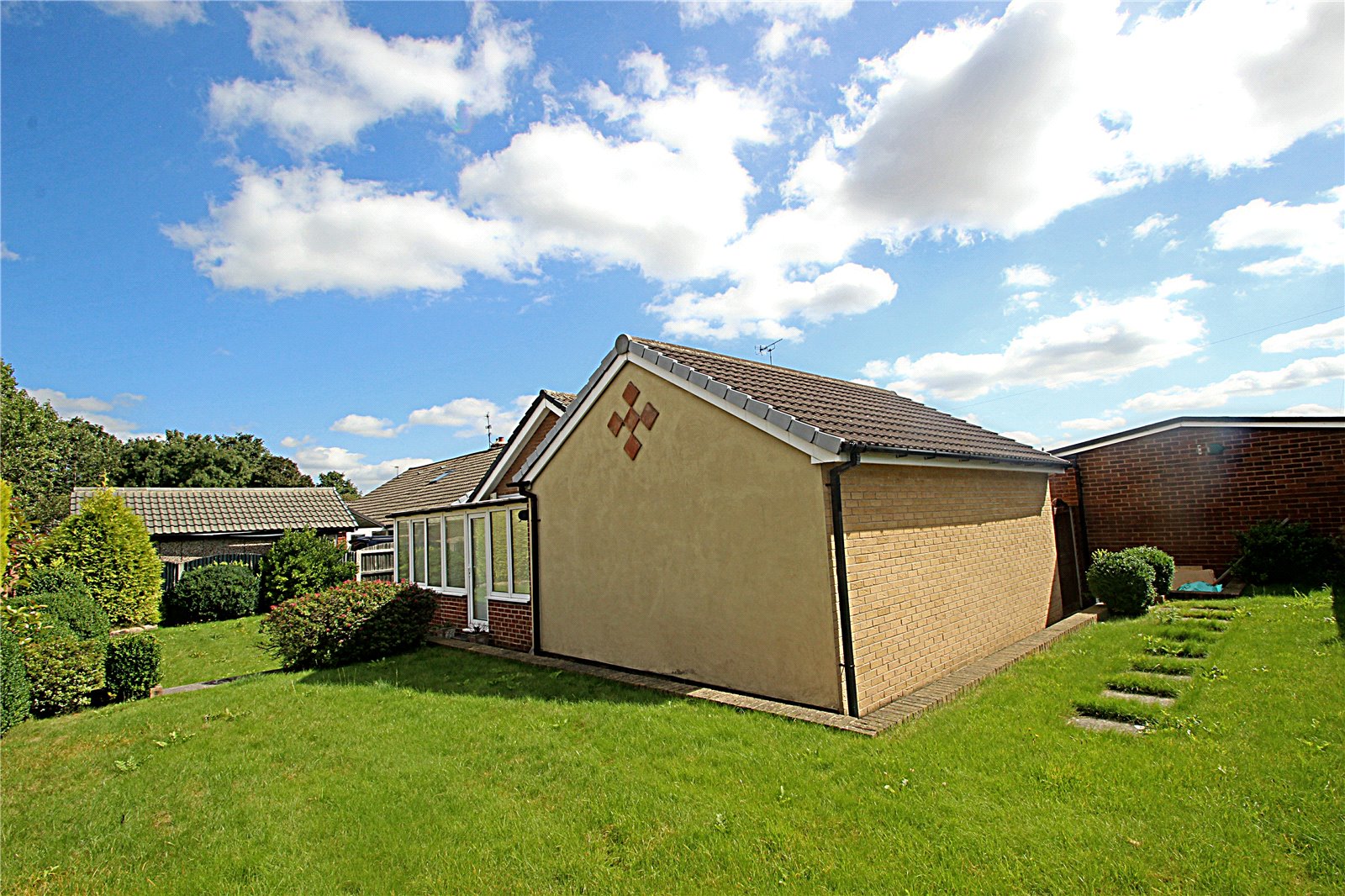 Whitegates Hemsworth 3 bedroom Bungalow SSTC in Valley View, South Elmsall, Pontefract