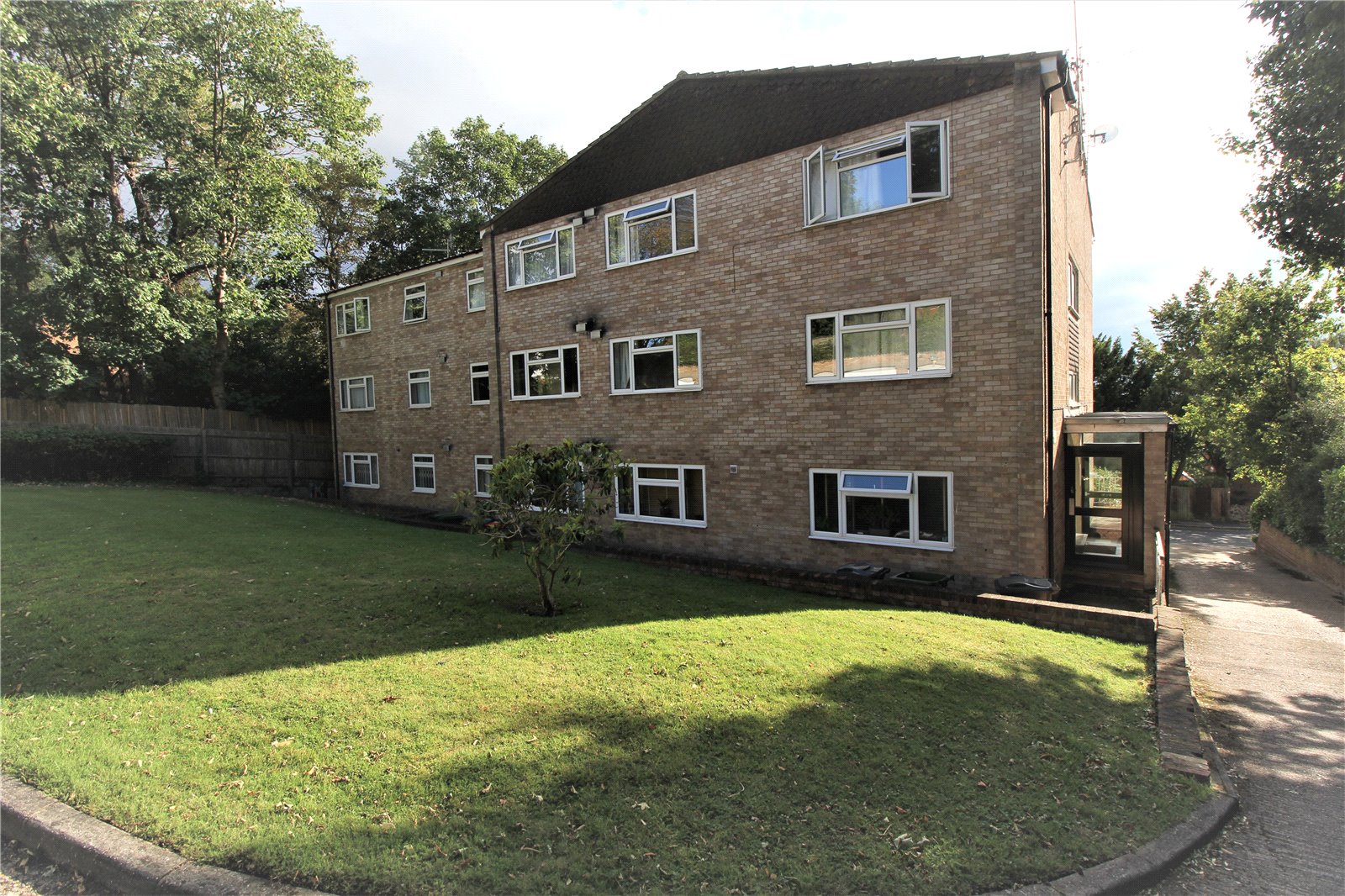 Ellis & Co Harrow 2 bedroom Flat SSTC in Dorset House, 55 ...