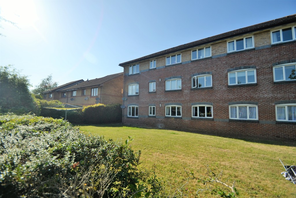 Martin & Co Ringwood 2 bedroom Apartment Let in Ringwood, Hampshire