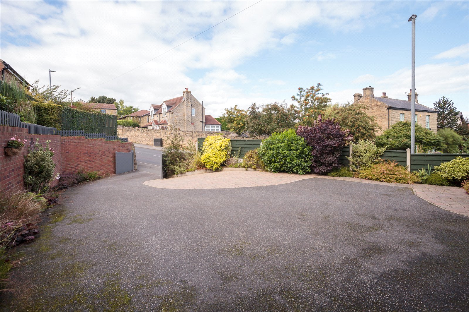 Whitegates Dewsbury 4 bedroom House SSTC in Frank Lane, Thornhill, Dewsbury