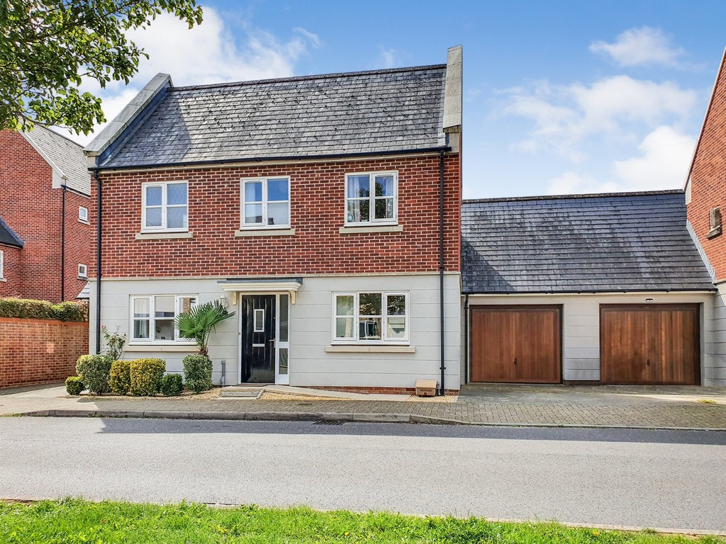 Martin & Co Basingstoke 3 bedroom Link Detached House SSTC in Rooksdown