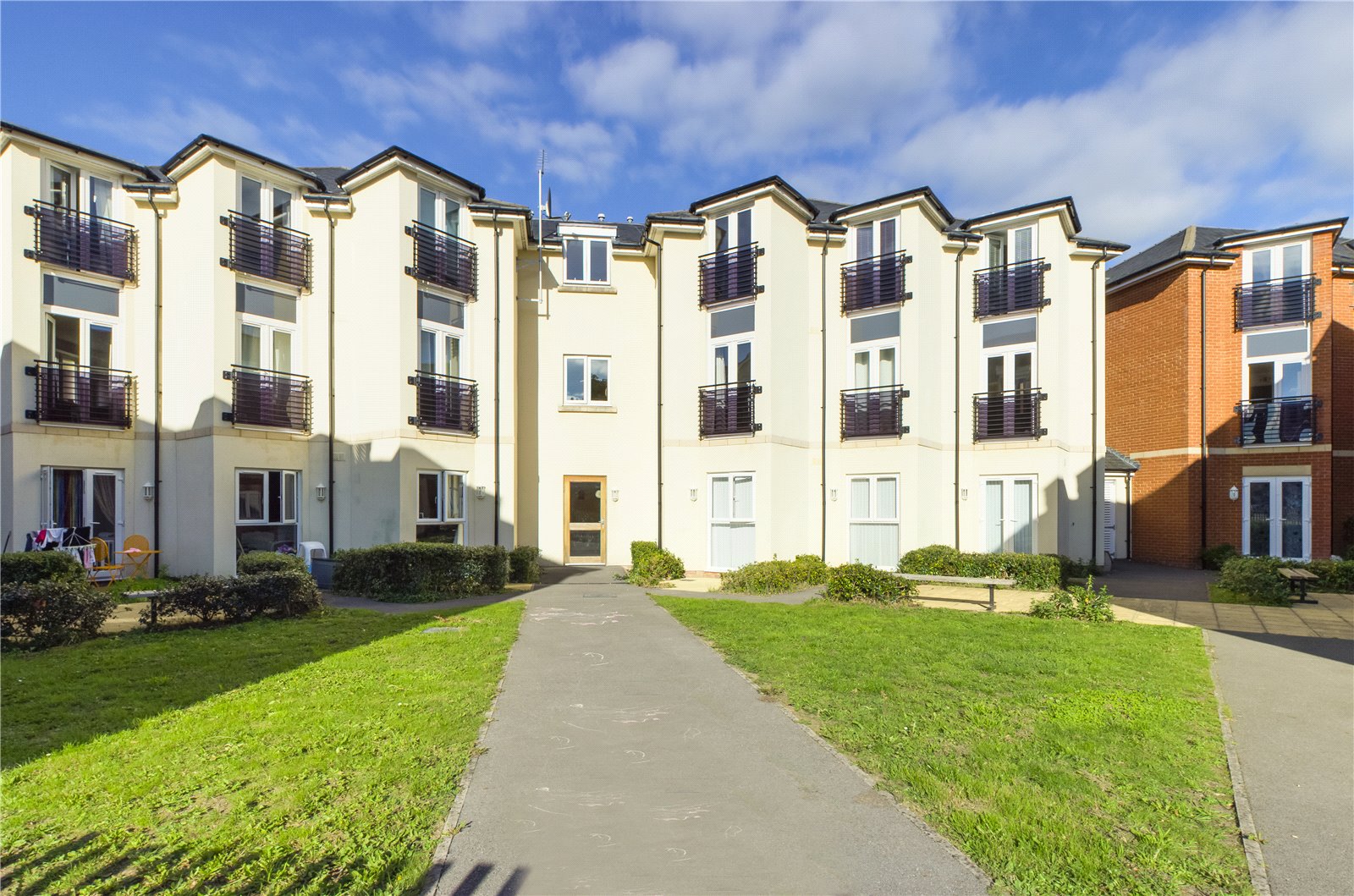 Parkers Tadley 2 bedroom Flat SSTC in Boundary Place, Tadley, Hampshire