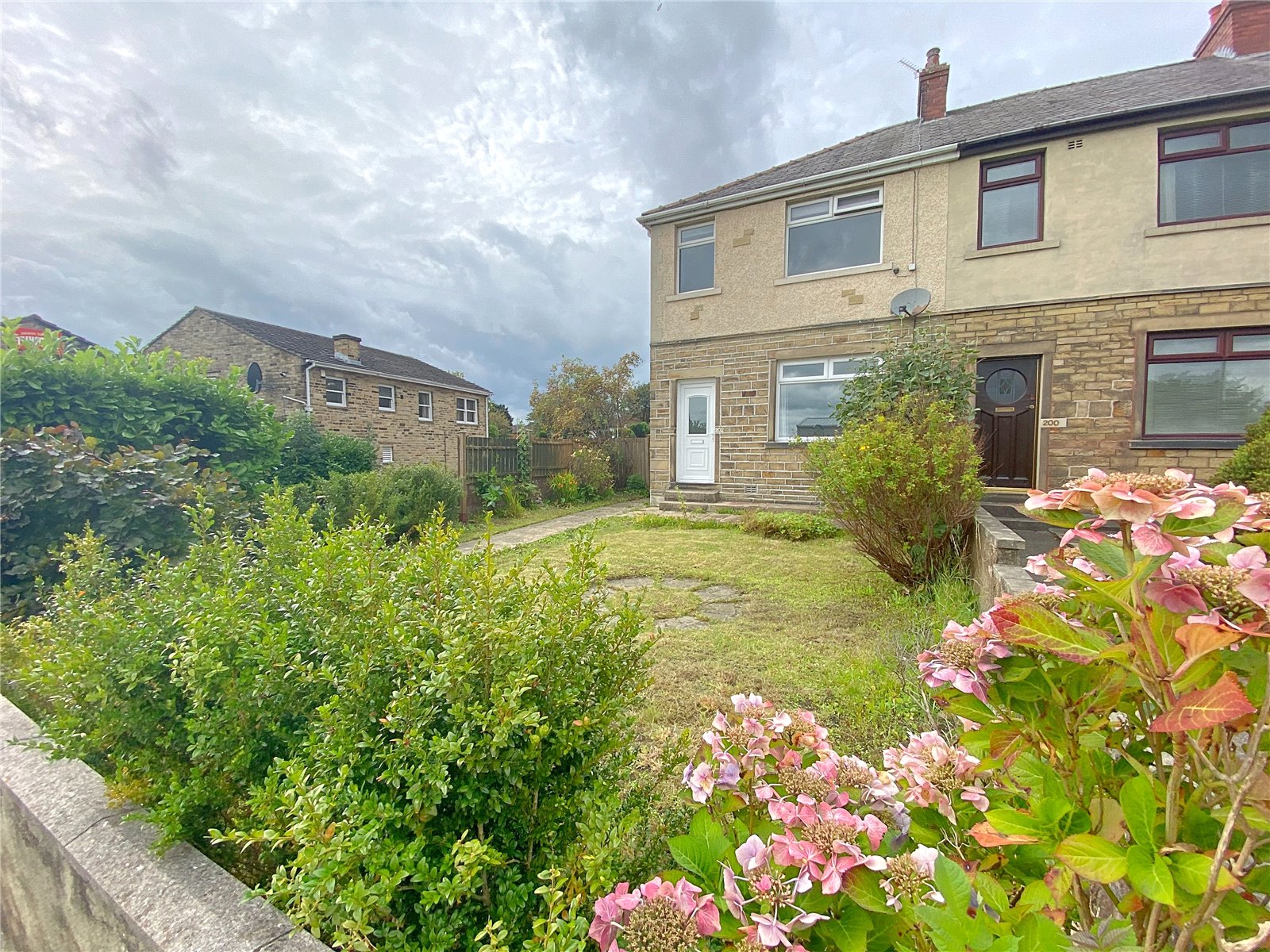 Whitegates Bradford 3 bedroom House For Sale in Huddersfield Road, Low