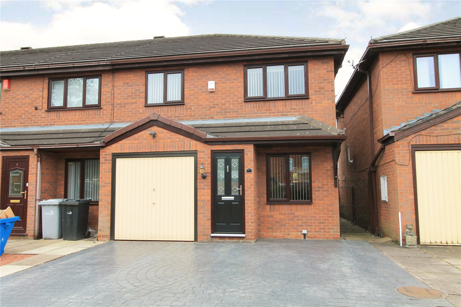 Whitegates Crewe 3 bedroom House SSTC in Bedford Court, Crewe, Cheshire