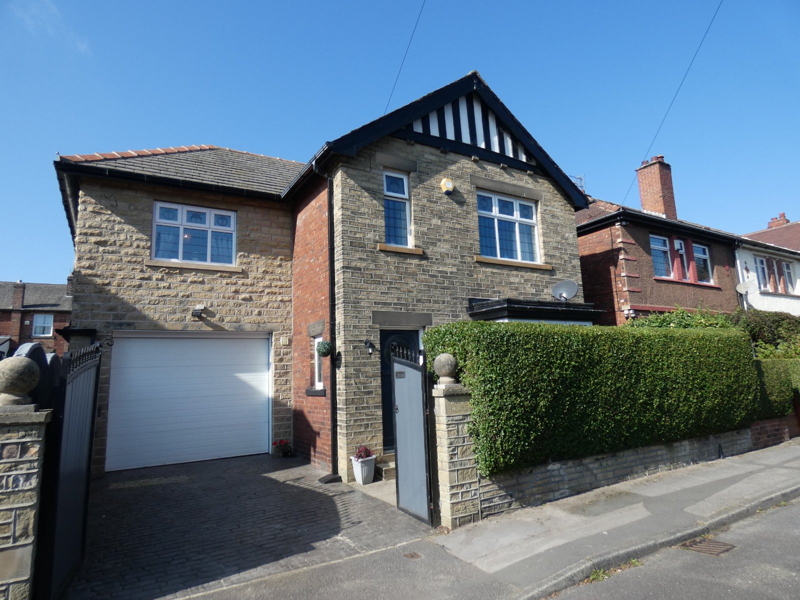 Whitegates Cleckheaton 4 bedroom House For Sale in Bramhope Road, Cleckheaton