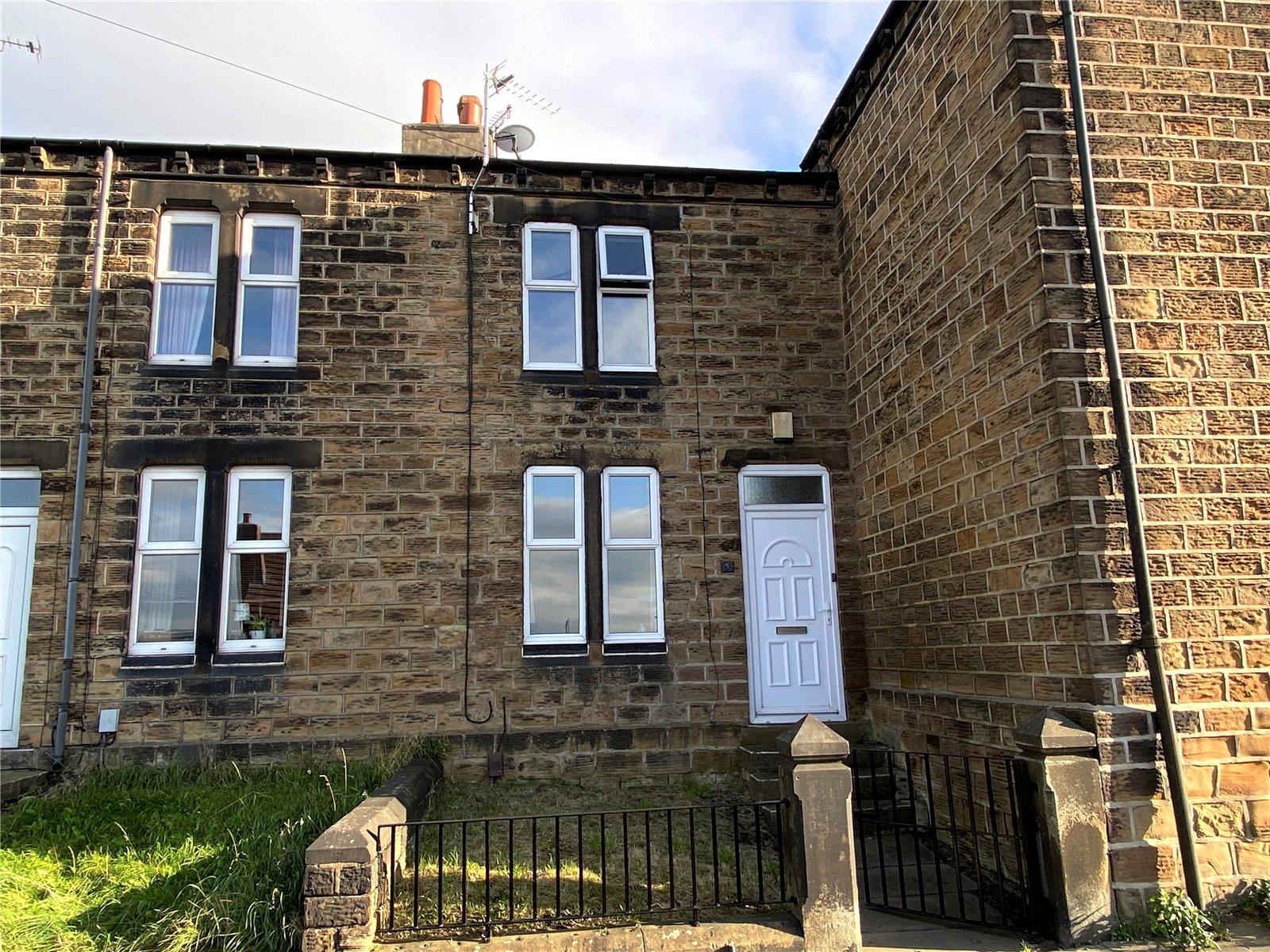 Whitegates Dewsbury 2 bedroom House SSTC in Overthorpe Road, Thornhill