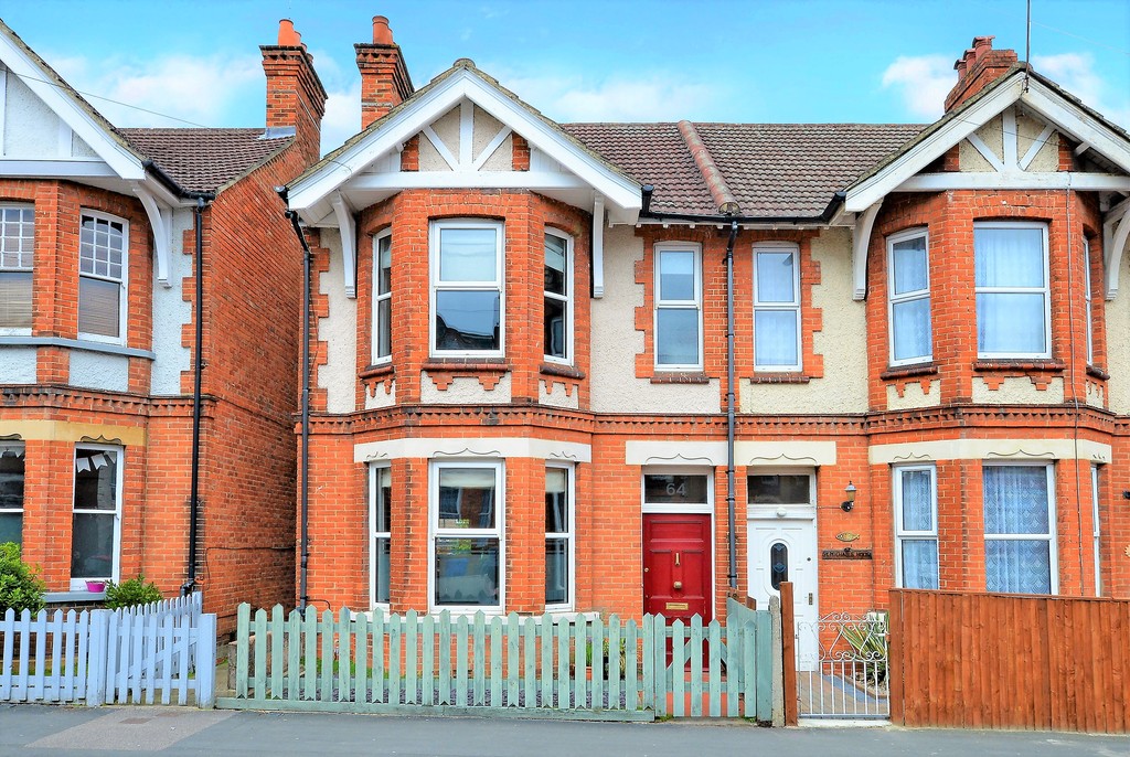 Martin & Co Aldershot 4 bedroom SemiDetached House Let in St Michaels