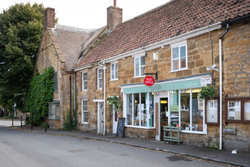 Martin & Co Yeovil 3 bedroom End of Terrace House Let in Teakettle Lane, Hinton St