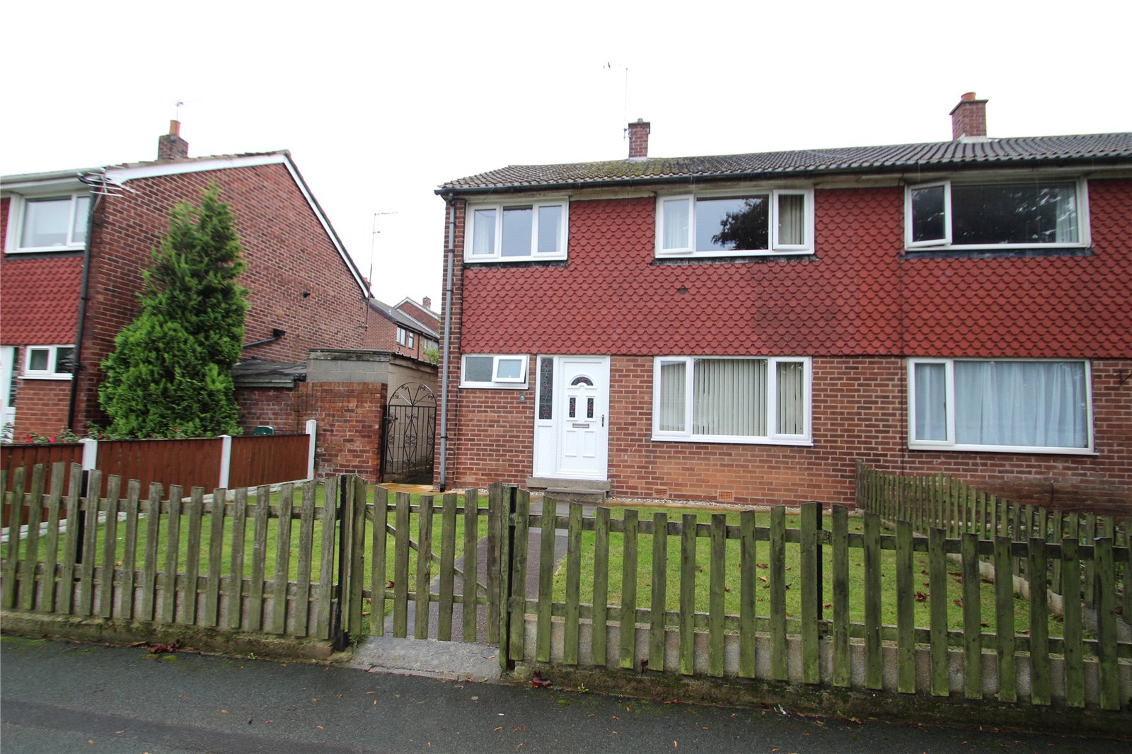 Whitegates Pontefract 3 bedroom House SSTC in Byron Close, Knottingley