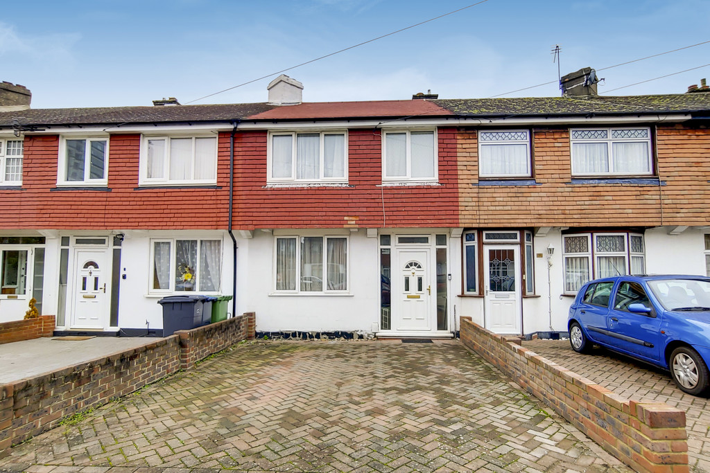 Martin & Co Kingston 3 bedroom Terraced House SSTC in Sunray Avenue