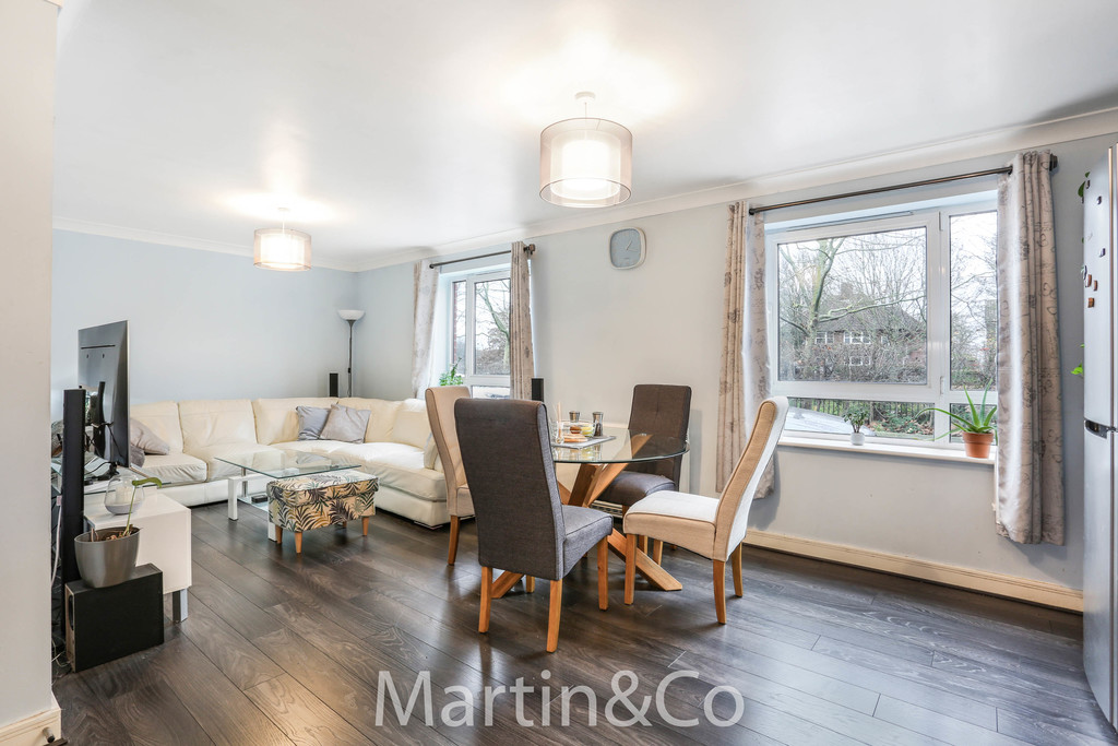 Martin Co Sutton 2 Bedroom Apartment Sstc In Cleeve Way Sutton Sm1