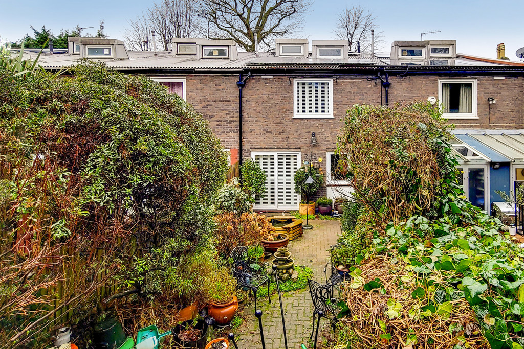 Martin & Co Croydon 3 bedroom Town House SSTC in Violet Lane , Croydon