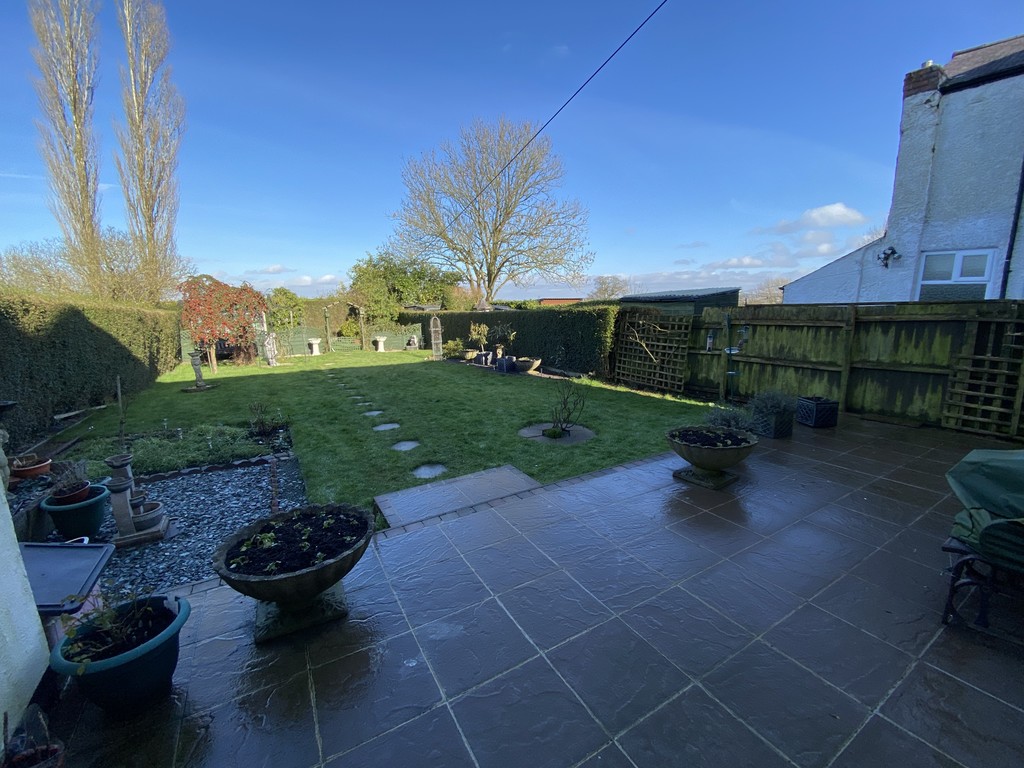 Martin & Co Coalville 4 bedroom Detached House Let in Ashby Road, Coalville