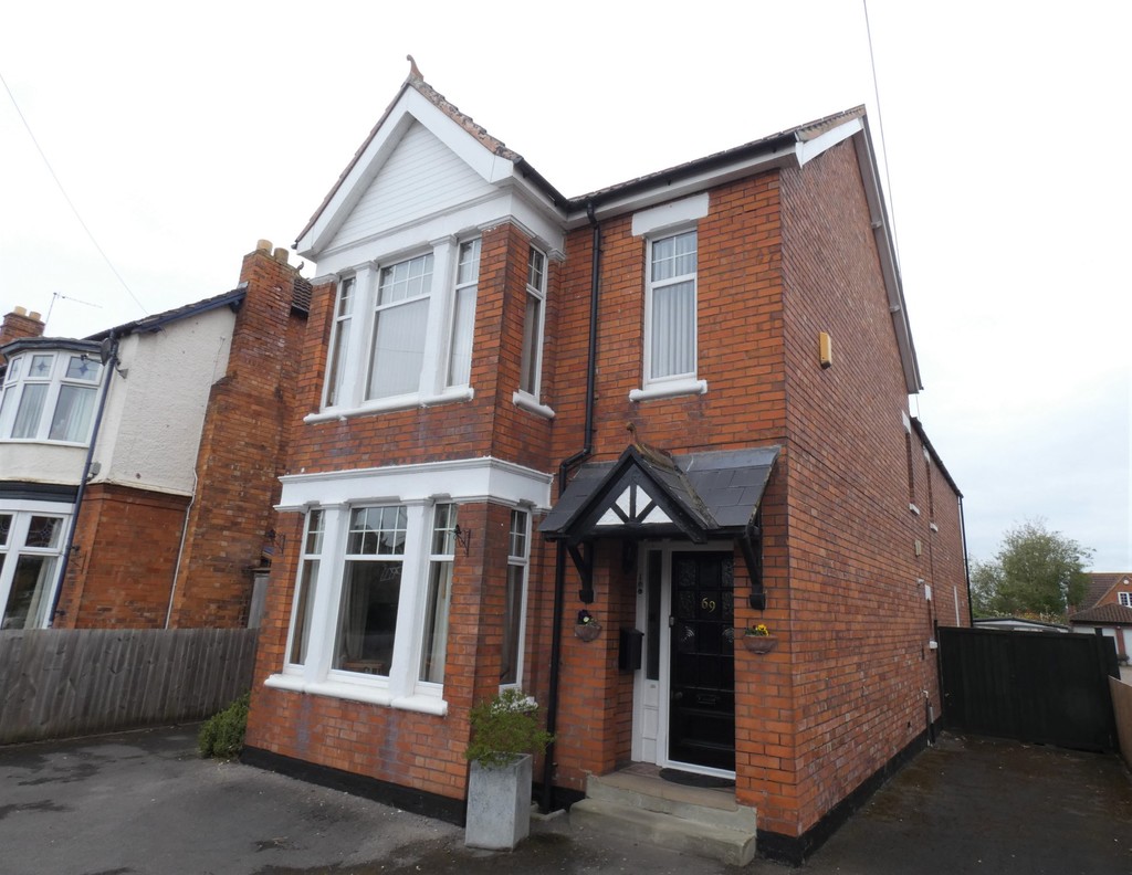 Martin & Co Gloucester 4 bedroom Detached House For Sale in Elmbridge