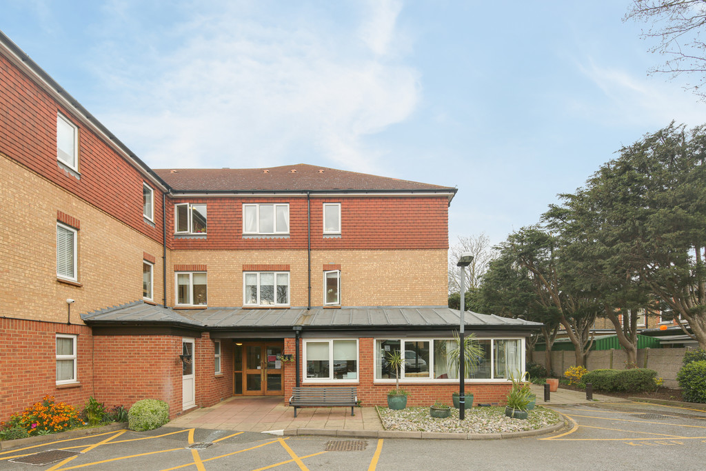 Martin & Co Wanstead 2 bedroom Ground Floor Flat SSTC in Westminster