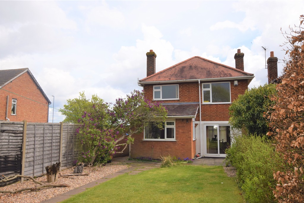 Martin & Co Hinckley 3 bedroom Detached House SSTC in Ashby Road , Hinckley